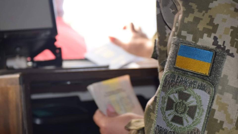 Двоє депутатів Київщини втекли з України, відмовившись від повноважень