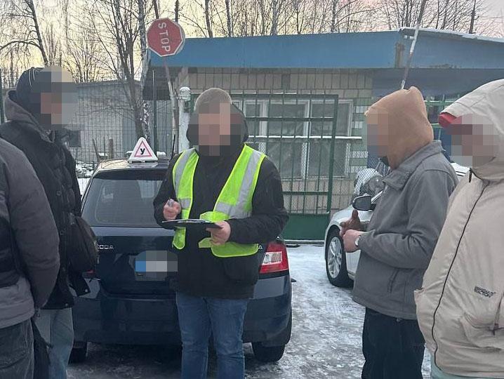 Гра в імітацію по-київськи. Інструктори автошкіл та співробітник сервісного центру МВС “здавали” водіння замість учнів-недоучок