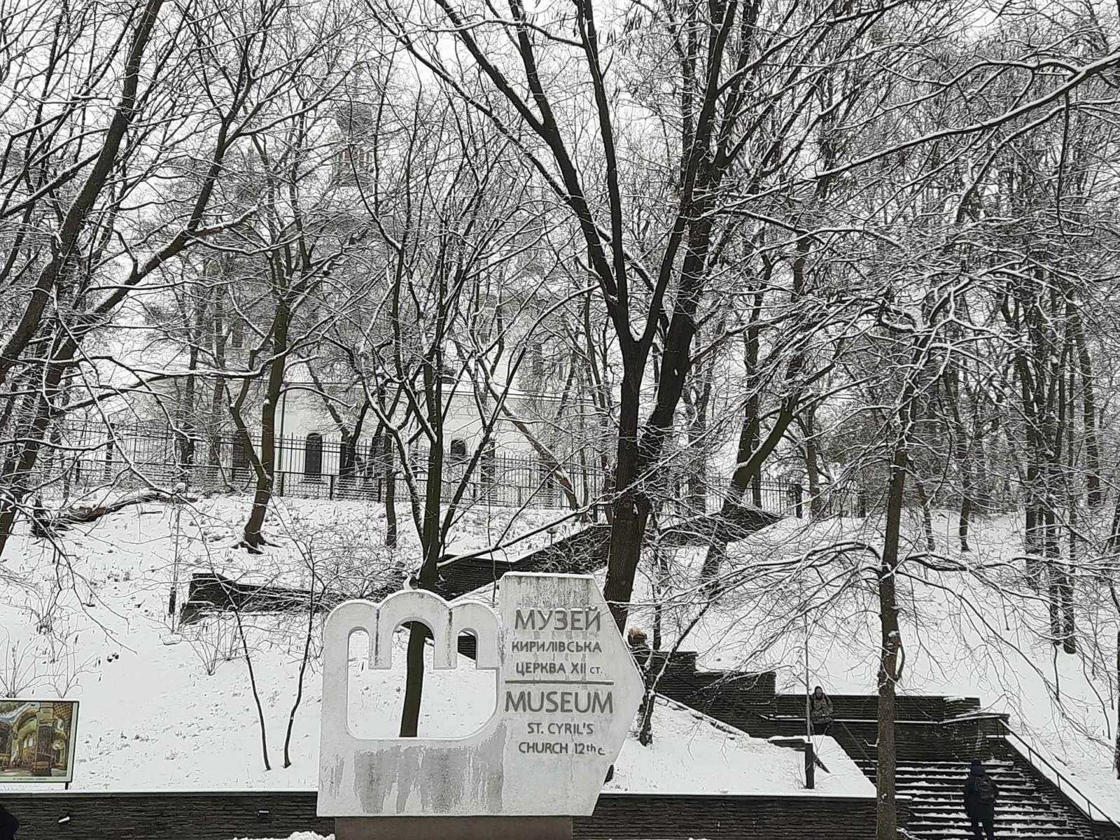 На фасад Кирилівської церкви повернули відтворені старовинні ікони, які були втрачені понад сотню років тому