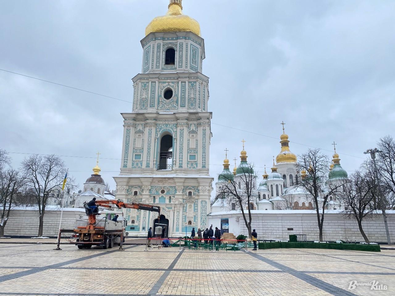 Головну ялинку країни почали монтувати на Софійській площі