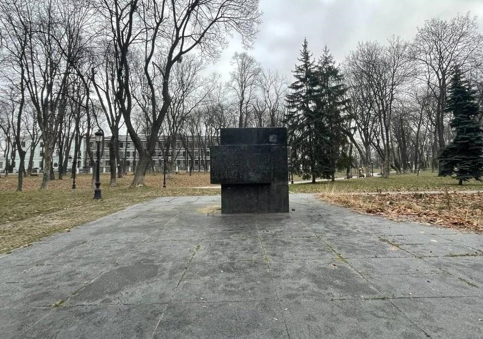 У Маріїнському парку демонтували пам’ятник більшовикам