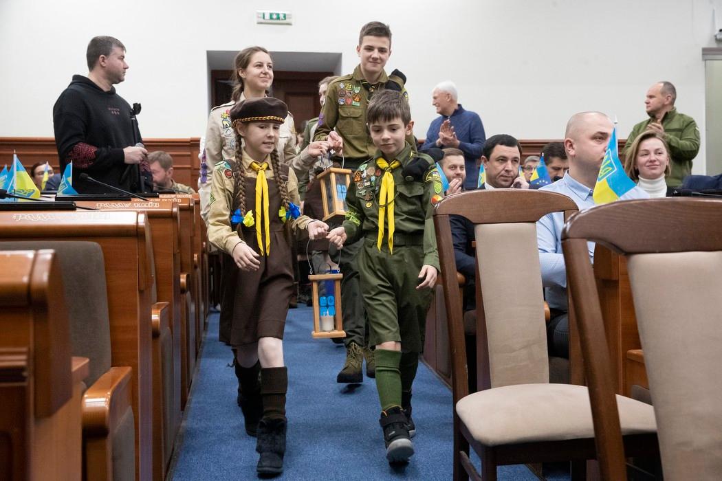 У Київраду принесли благодатний Вифлеємський вогонь