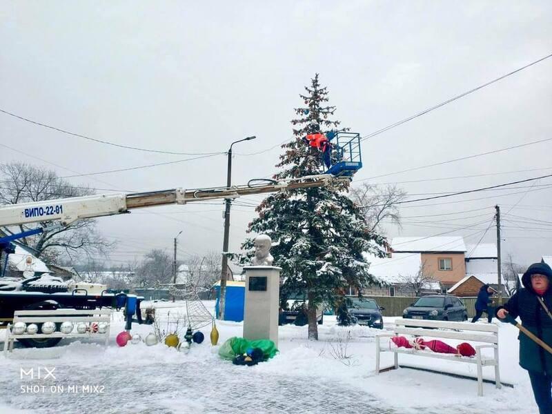 До Різдва готові: у Гостомелі прикрасили ялинку