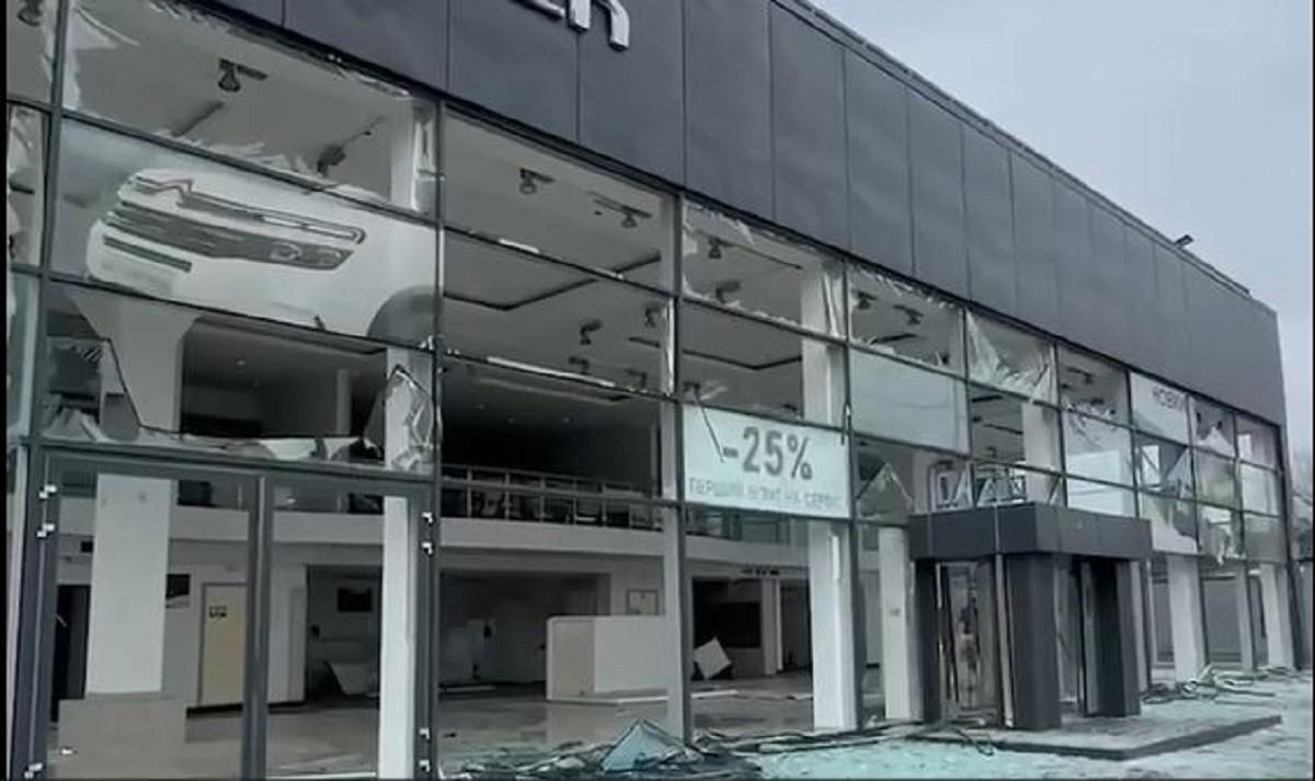 Згорів автосалон, знищено 30 машин, але не Tesla – під час російського обстрілу спалахнули резервуари з паливом (ФОТО, ВІДЕО)