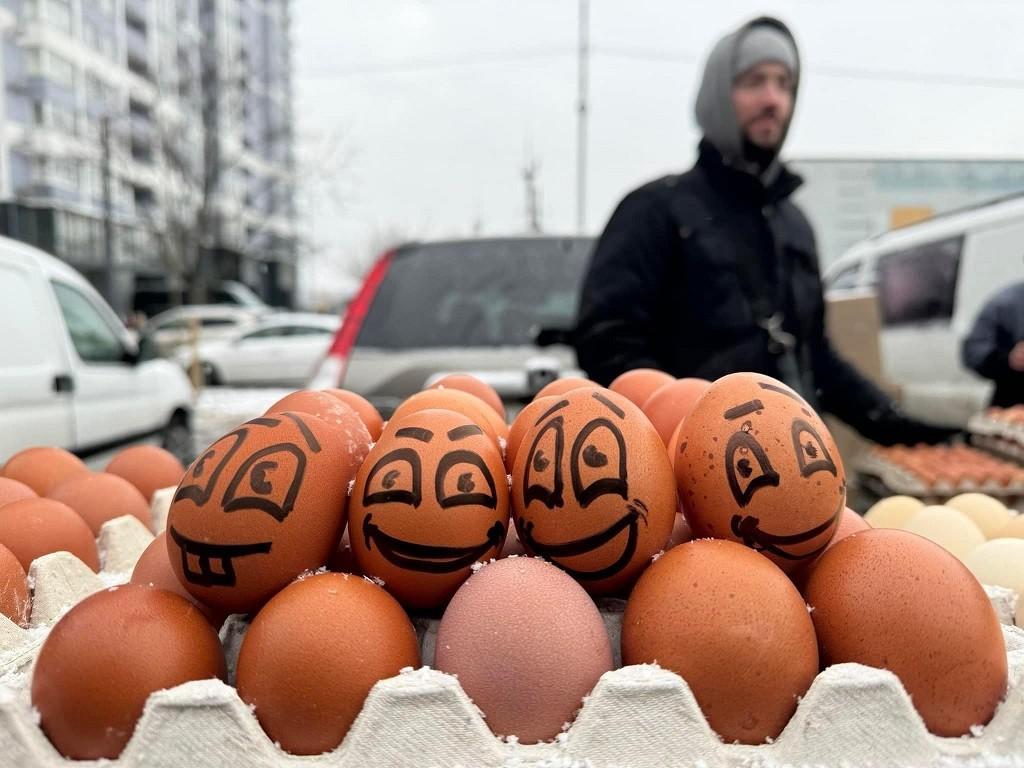 В Україні кількість людей, що купують дешеві продукти і найдорожчі харчі, майже зрівнялася