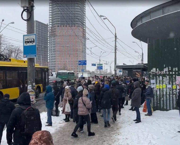 На підходах до станції метро “Либідська” демонтують кіоски
