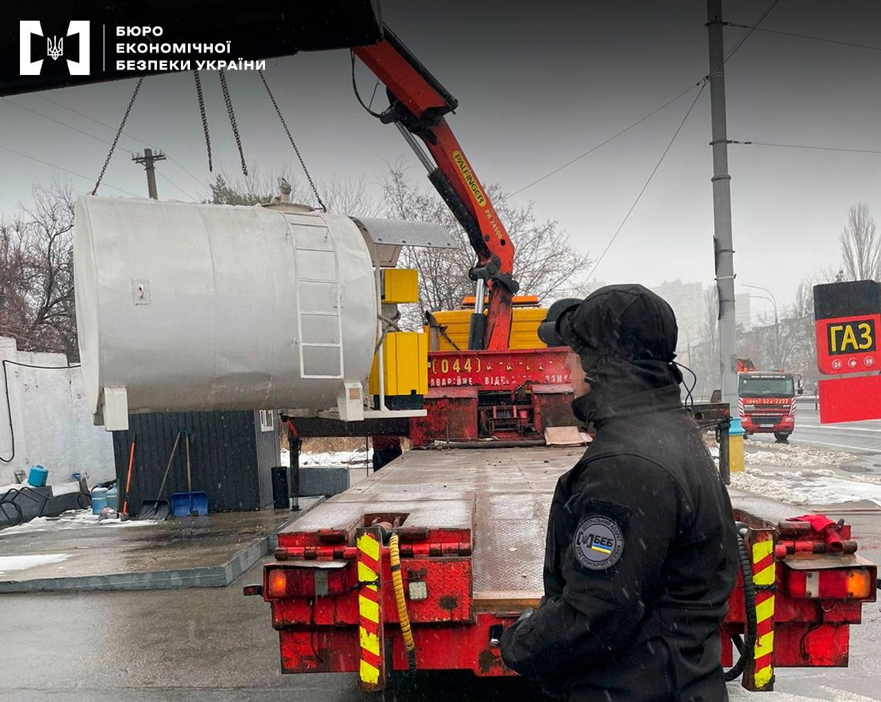 У Києві демонтують пів десятка АЗС, які продавали фальсифіковане пальне