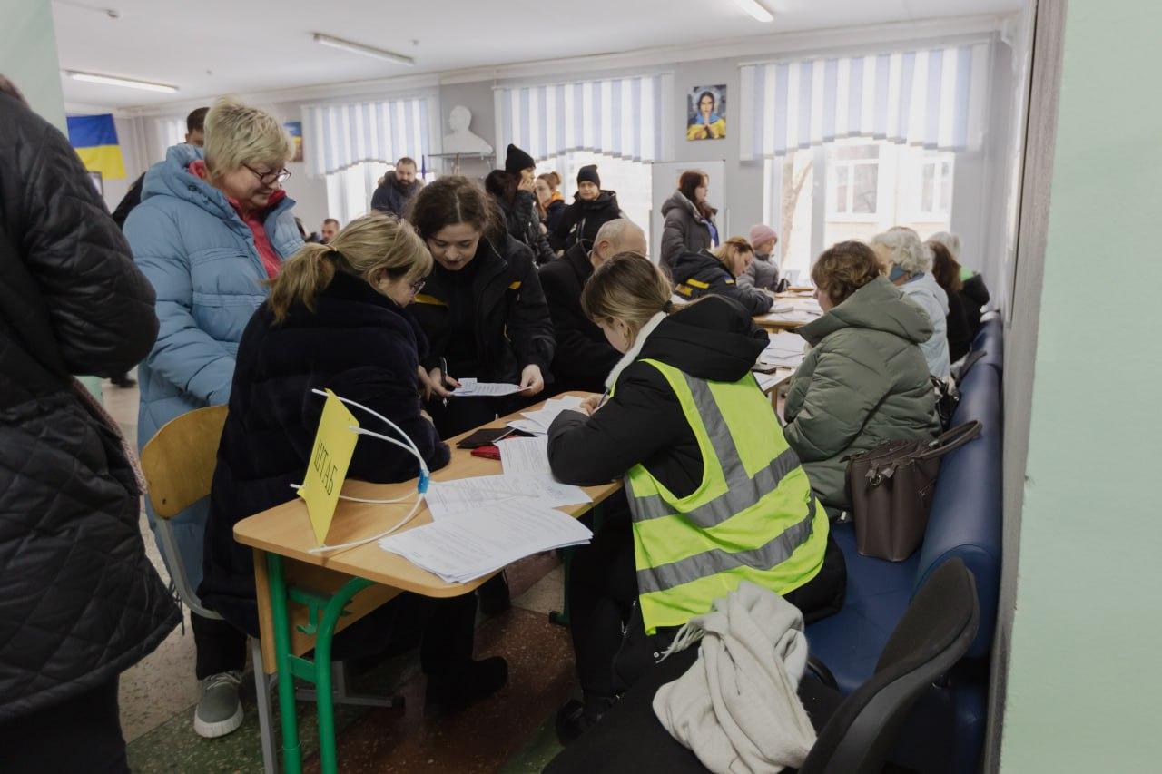 У трьох районах Києва працюють штаби допомоги постраждалим від обстрілів – адреси та номери телефонів