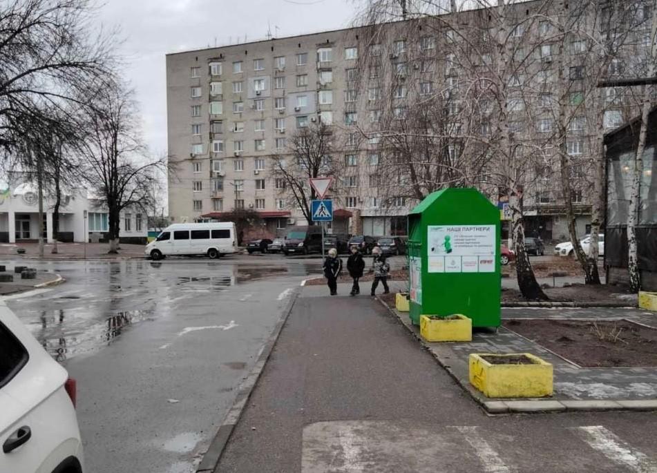 Звільнити місце у шафі та допомогти іншим: у Боярці почали збирати речі у спеціальні контейнери (АДРЕСИ)