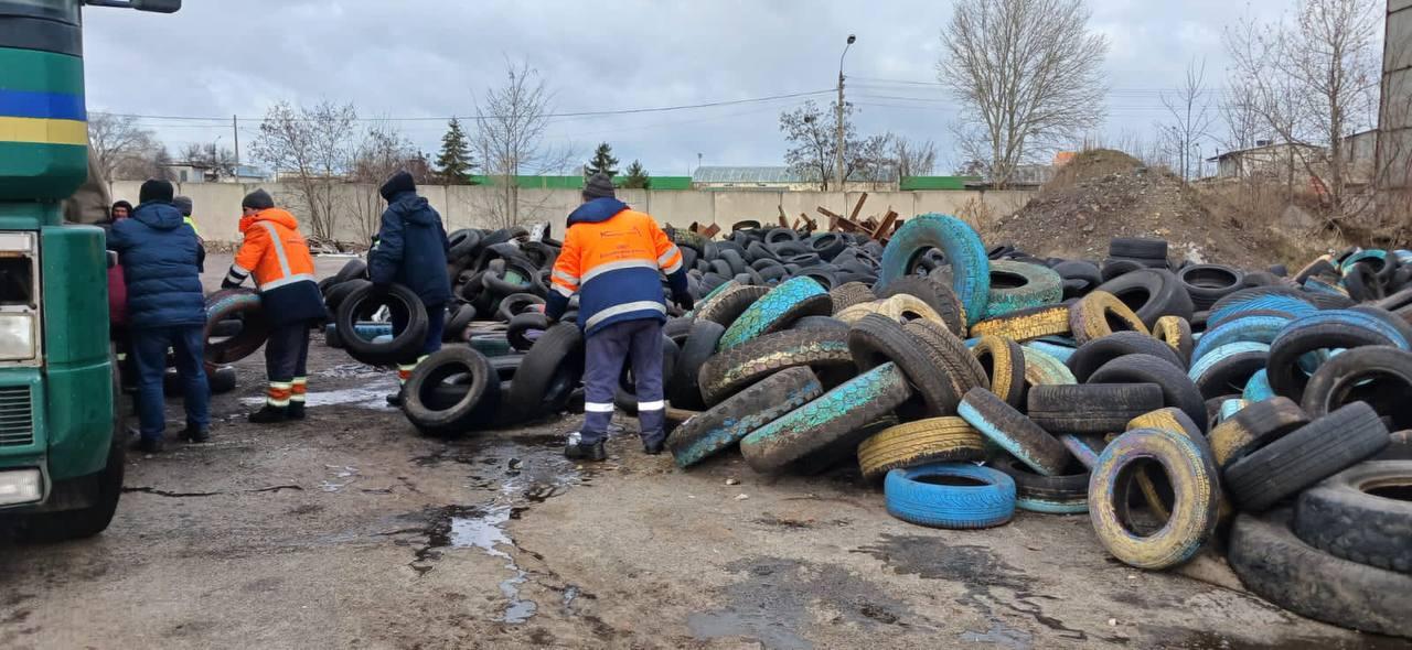 У Дарницькому районі з однієї вулиці вивезли понад тисячу автошин