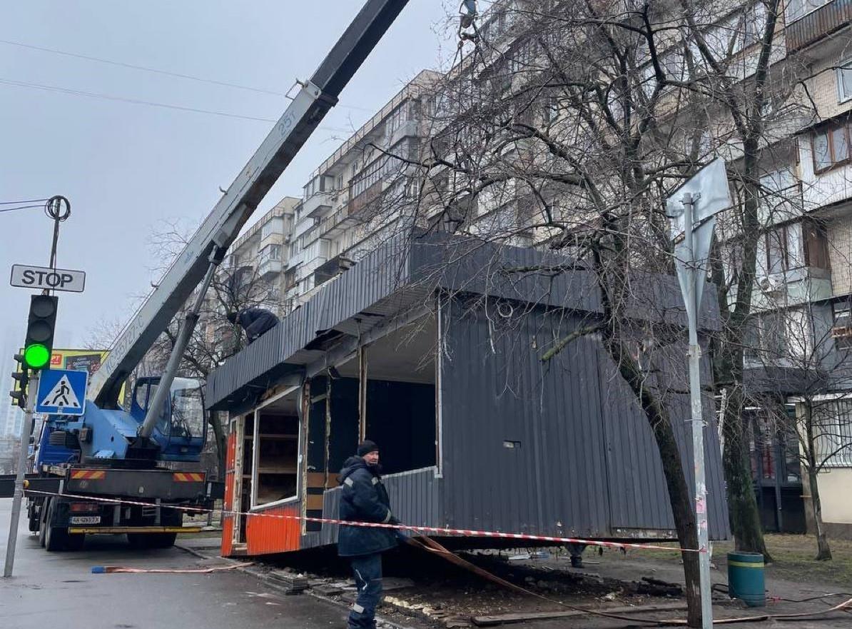 Зупиняти демонтаж кіосків заради їжаків, які під ними зимують, неможливо – що вирішили комунальники