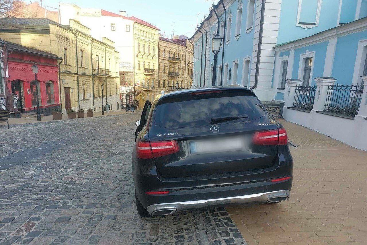 Пішохідну зону Андріївського узвозу звільняють від автівок з “дозволами” на заїзд