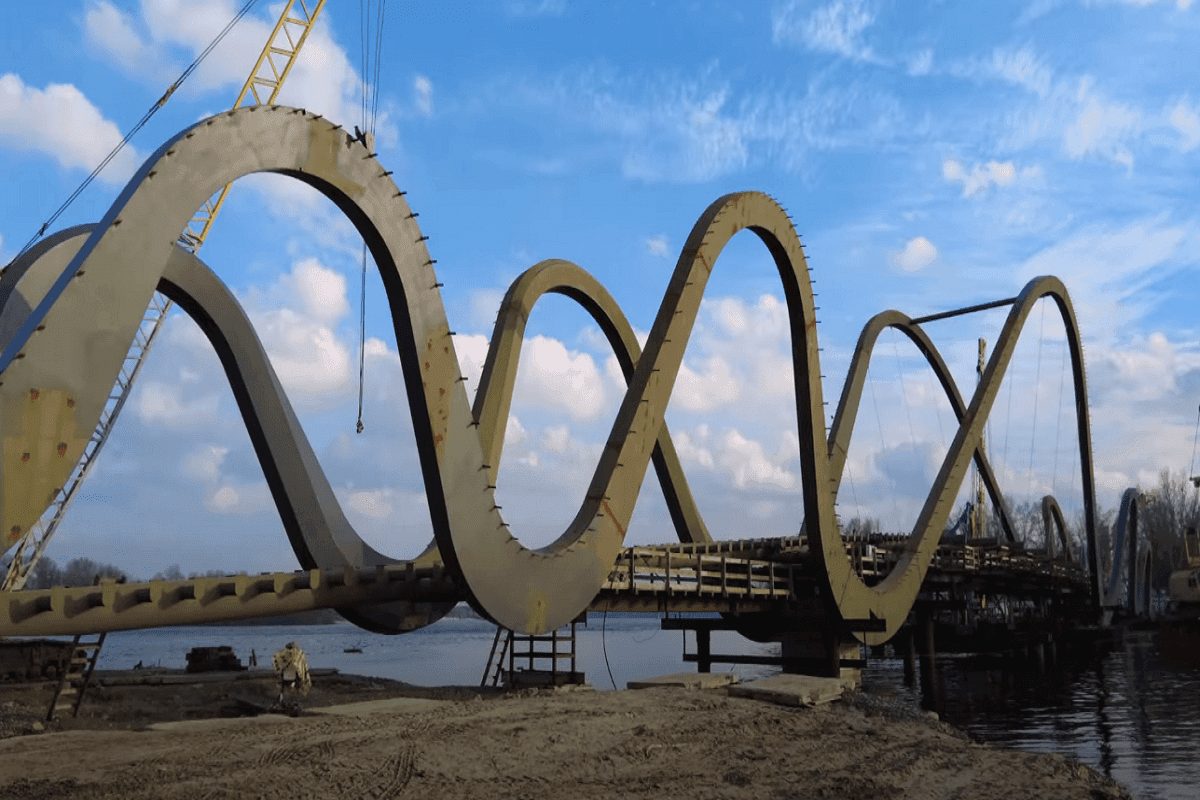 Спортивні майданчики, фонтани з питною водою, пандуси до берегів Дніпра та міні-парки – куди вестиме міст-хвиля на Оболоні