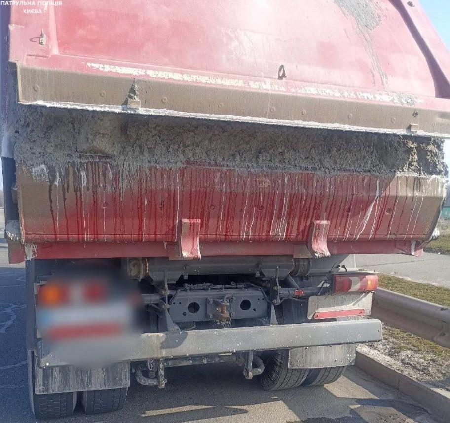 Водій вантажівки “загубив” бетон на Північному мосту