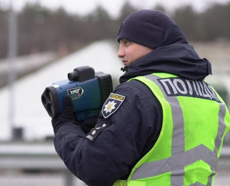 Не летіть. На яких дорогах Київщини на любителів швидкісної їзди чатують патрульні з TruCAM
