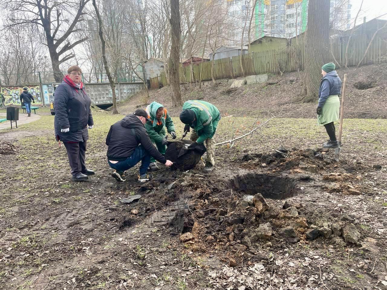 Гарні справи малими не бувають: киянин подарував дерева і кущі скверу біля свого будинку