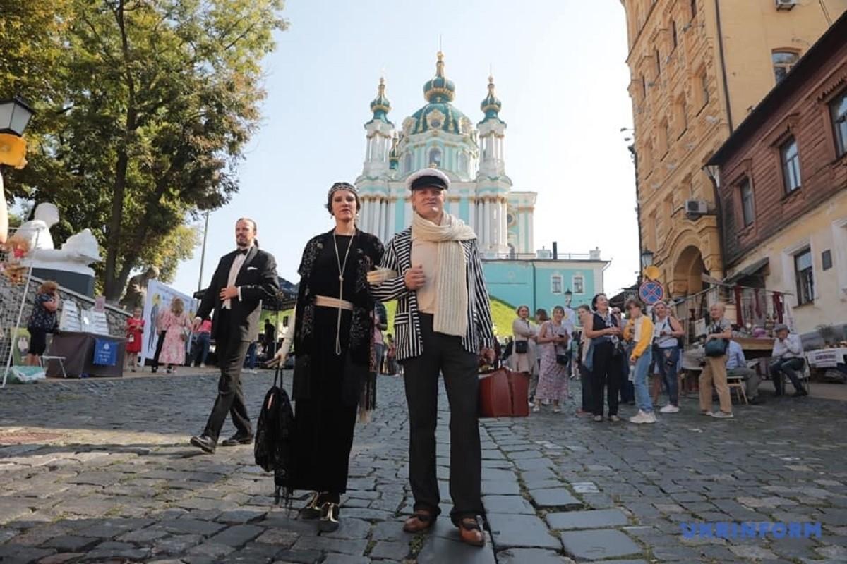 Киянин влаштував кумедний флешмоб на підтримку ЗСУ “Продам бруківку на Андріївському узвозі за донат”
