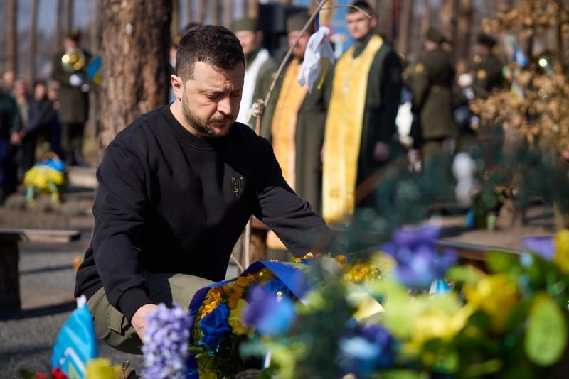 Саме тут була визначена доля України і Києва: Зеленський вшанував пам’ять полеглих у битві за Мощун