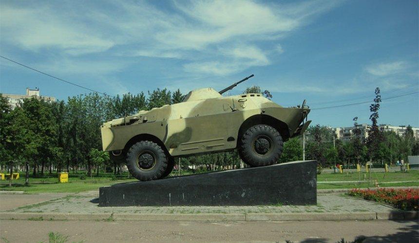 У Дарниці знесуть БТР, встановлений у парку: після модернізації віддадуть ЗСУ
