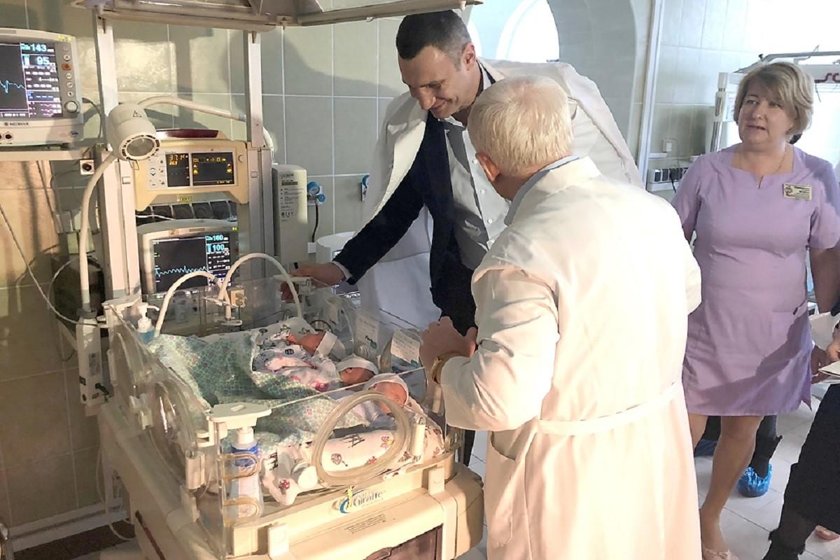 Діти під номерами, матерям не віддають – як виглядав пологовий будинок в Києві у минулому столітті
