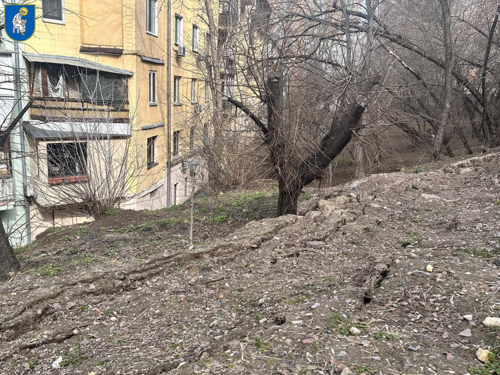 Прорив водогону спричинив зсув грунту між будинками на Печерську