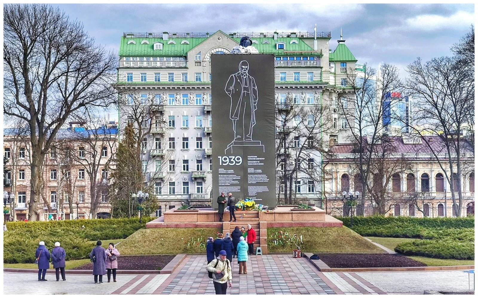 Памʼятники в “бронежилетах”: Шевченко у протиударному риштуванні, засновники Києва у “саркофазі”