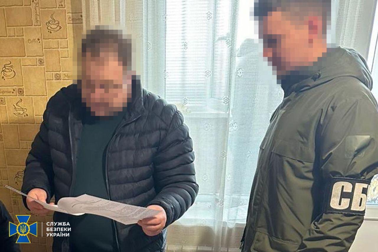 Постачав ворогу матеріали для “зубів дракона” і сплачував “податки”: у Києві затримали колаборанта-підприємця