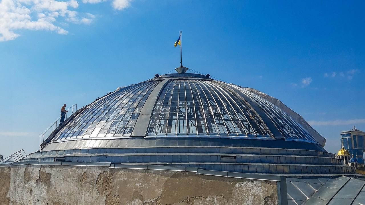 На Будинку вчителя відновили скляний купол, пошкоджений під час атаки