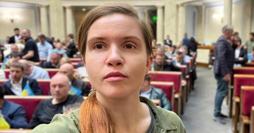“Слуга” Безугла каже, що чоловіків прилаштовують на ТК “Суспільне” заради броні від мобілізації. Доказів не надала 