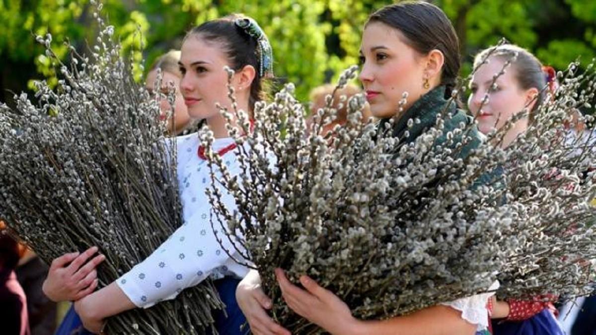 Заборона жінкам ходити до краму в брюках замість спідниці – ПЦУ спростовує міфи