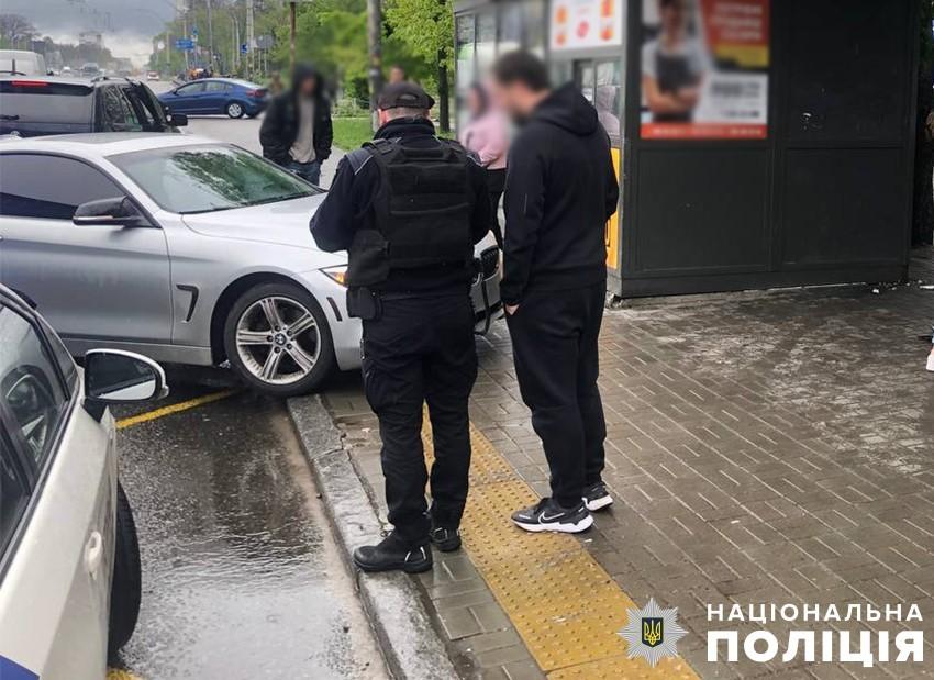 У Святошинському районі BMW в’їхала в зупинку громадського транспорту, постраждала людина