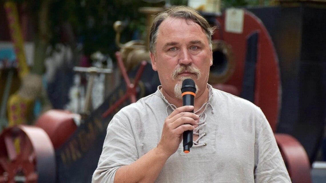 “Це частина мого Всесвіту”. Київ під проливним дощем попрощався з Дмитром Капрановим