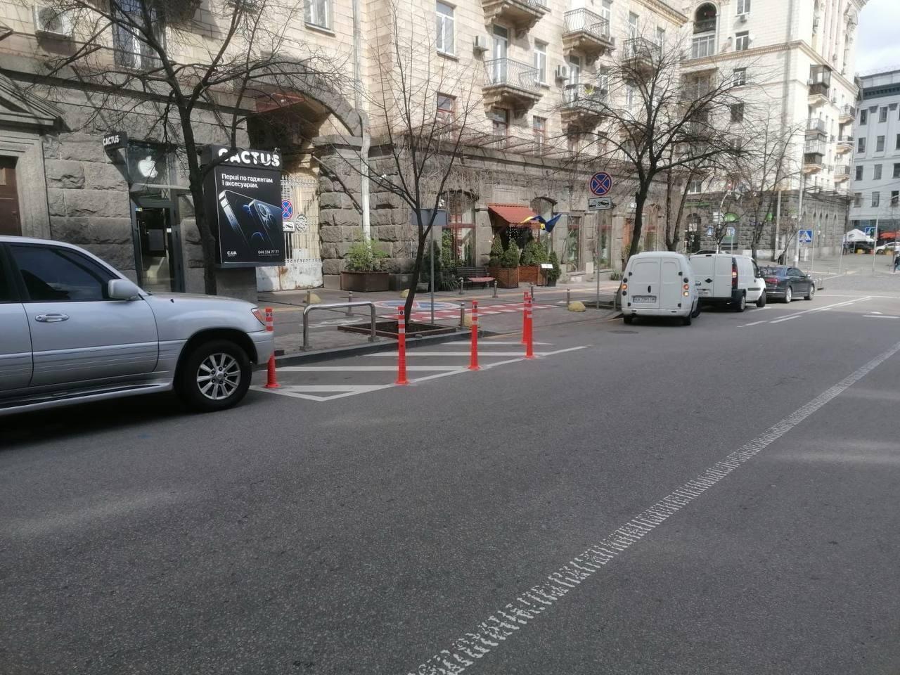 На вулиці Чикаленка захистили стовпчиками притротуарні острівці безпеки