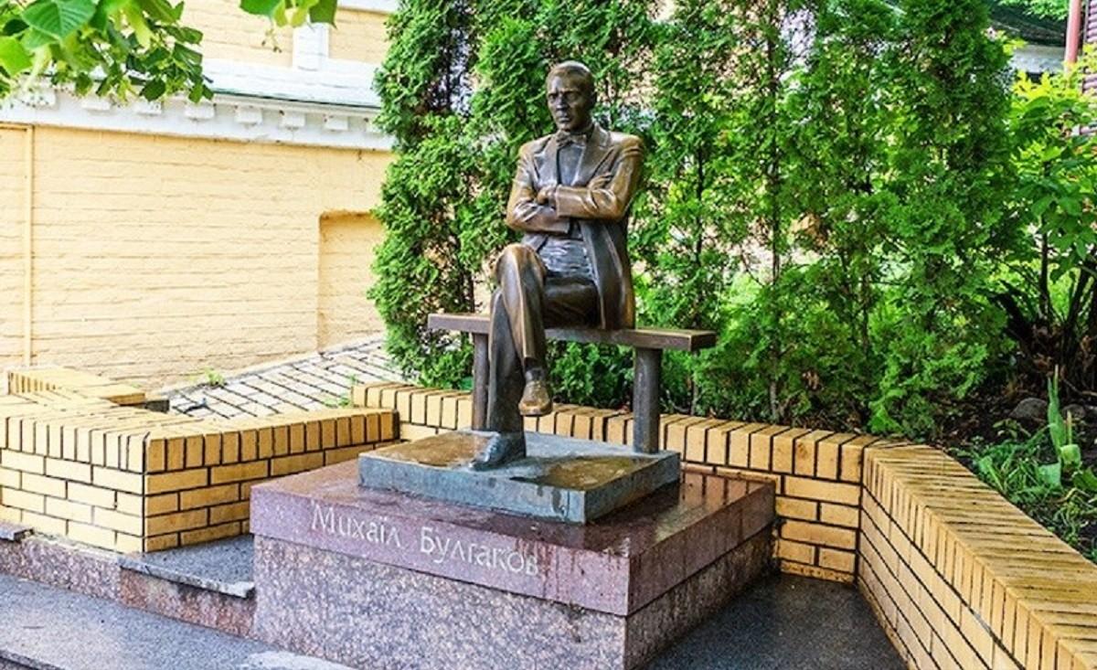 “Коли портрет Булгакова облили фарбою, лишили як є, бо це теж історія”, – позиція музею щодо майбутнього скульптури