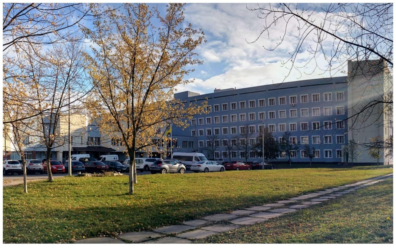 Біля Київської міської дитячої лікарні №1 активісти облаштовують парк та проводять опитування щодо назви