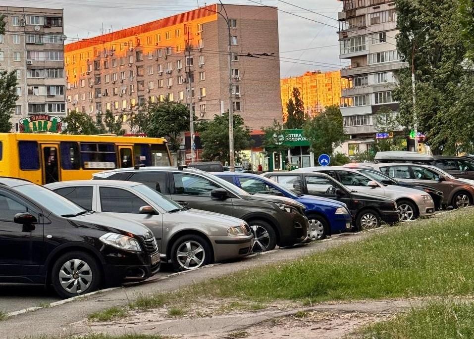 Ціни на бензин завмерли, дизель і автогаз дешевшають: на яких АЗС Києва і області найвигідніше заправити авто