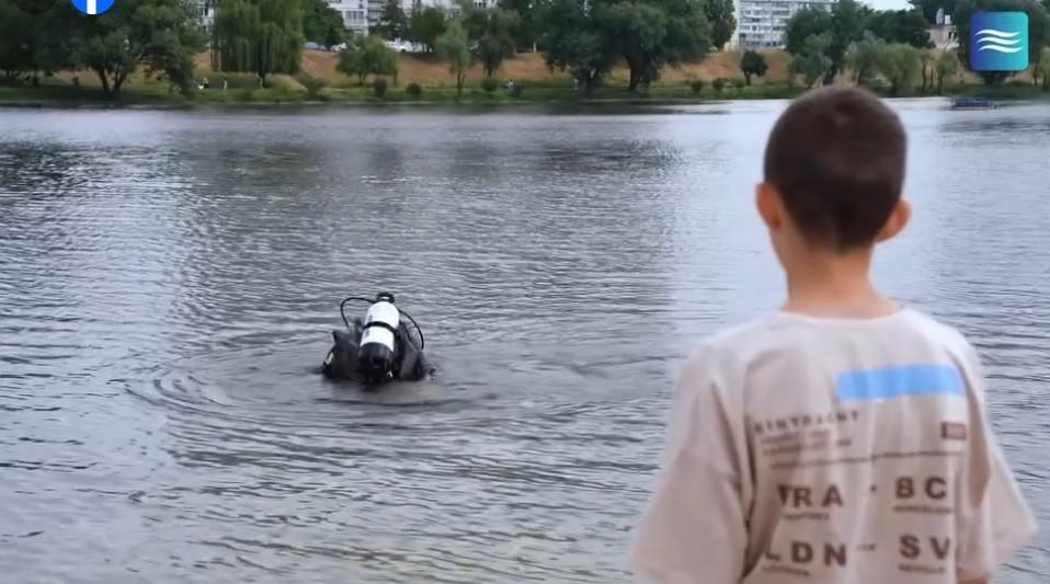 На муніципальних пляжах Києва обстежують і чистять дно від небезпечного сміття