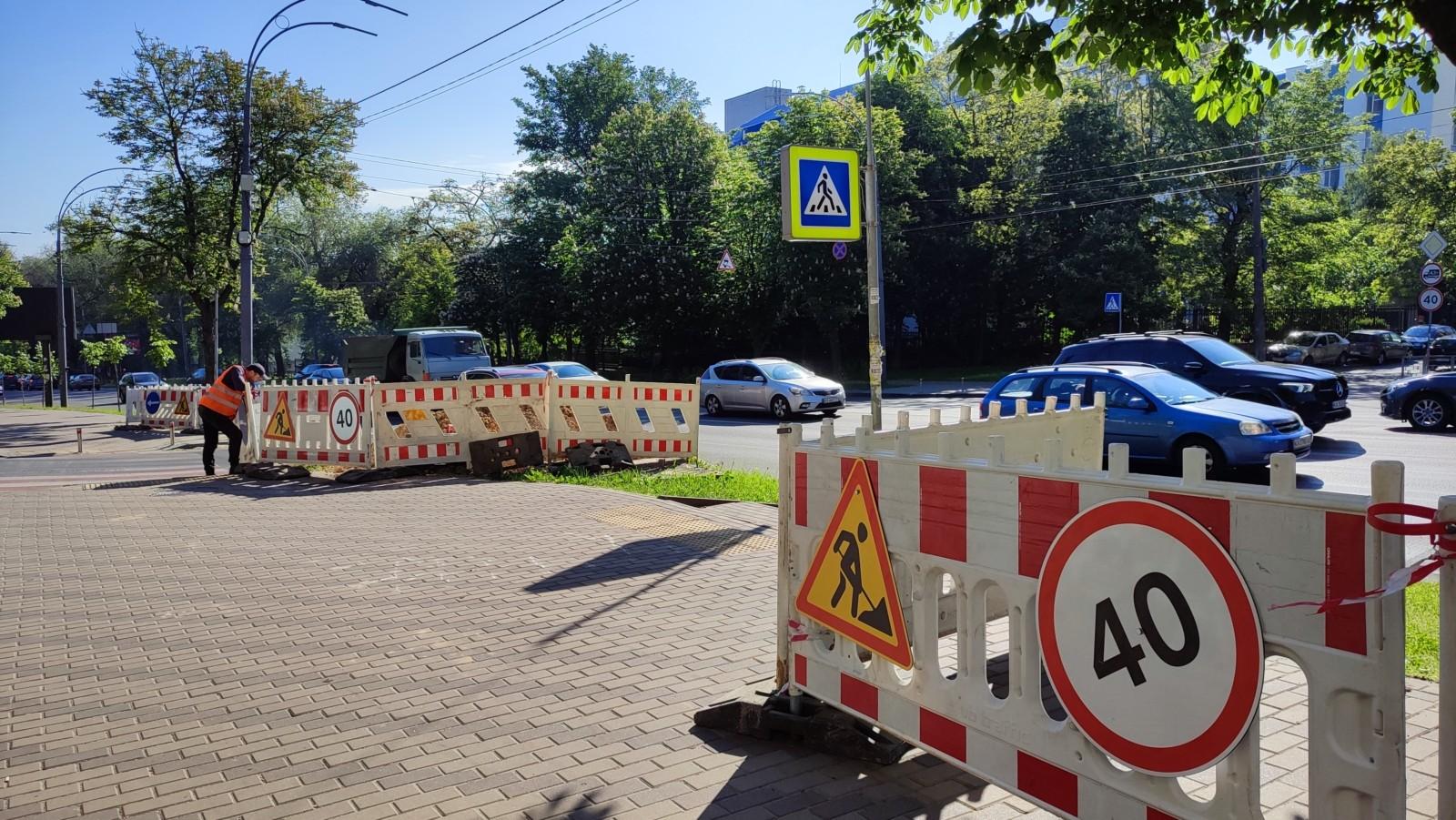 На перехресті у Солом’янському районі будують безбар’єрний світлофорний об’єкт