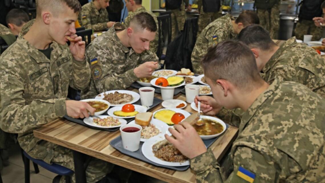 У передмісті військовослужбовці однієї з частин наживалися на продуктах для військових: вкрали на понад 5 млн