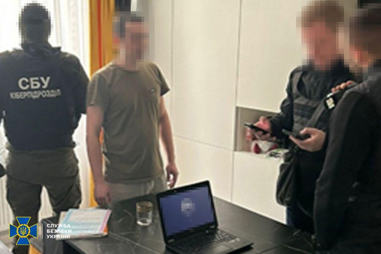 Ширили фейки про ЗСУ та передавали ворогу базування військових: затримано блогерів з Києва і області
