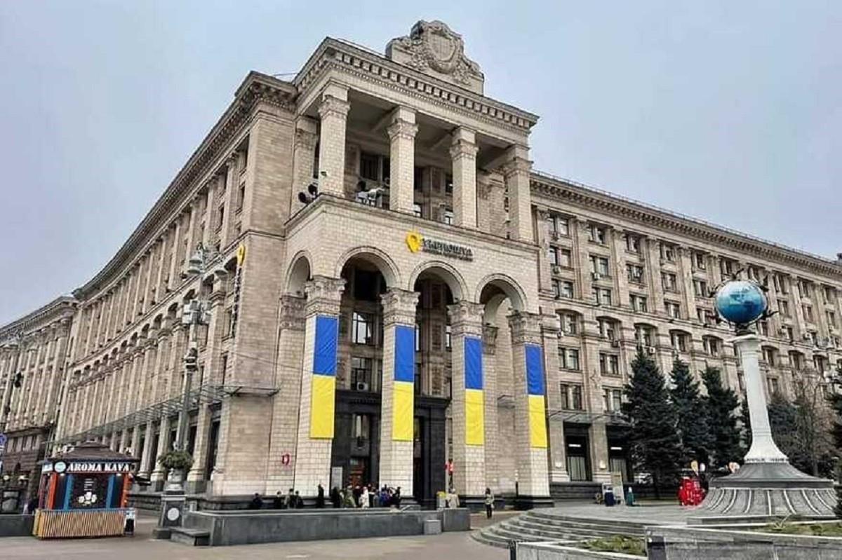 Сфотографуватися поруч з візитівками Києва та надрукувати світлину на марках просто – як це робиться