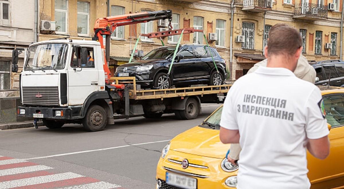 Евакуація, що може коштувати життя: в Раді хочуть заборонити до кінця війни прибирання автівок міськими інспекторами