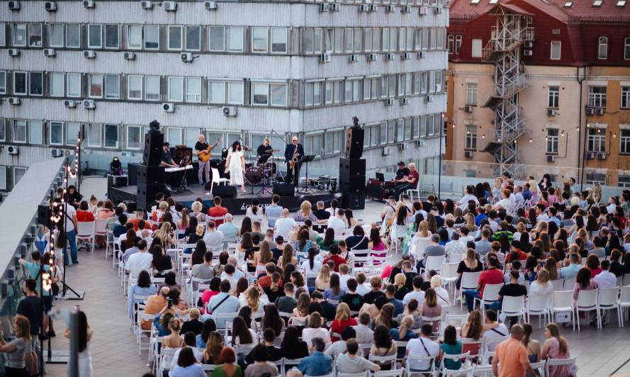 Vivaldi, Adele, Billie Eilish, саундтреки з кіно та вид на мільйон: програма концертів на відкритих терасах міста