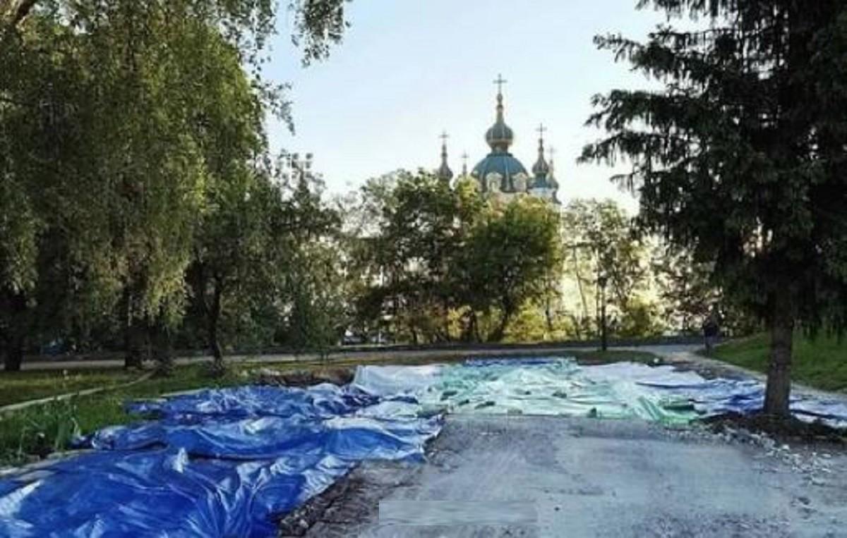 У Києві знесли каплицю УПЦ, побудовану біля Десятинної церкви