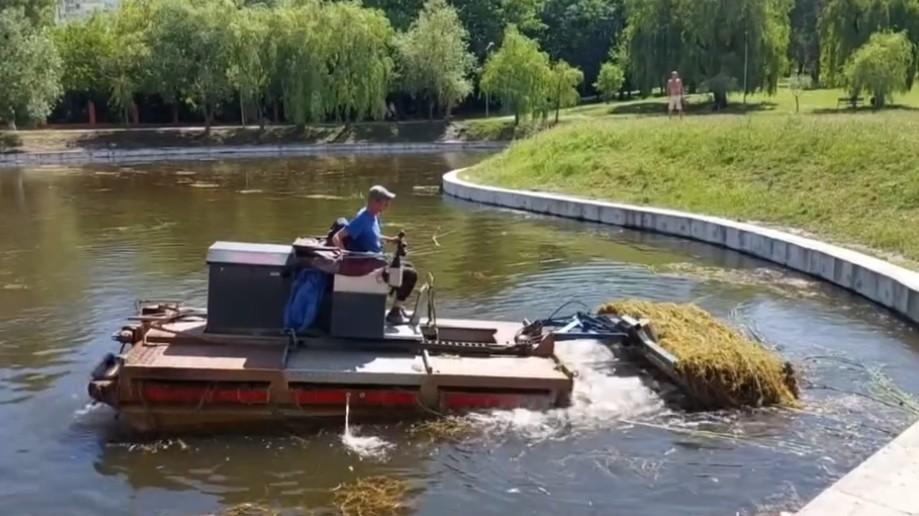 Чудо-машина чистить озеро у парку “Відрадний” від водоростей і очерету