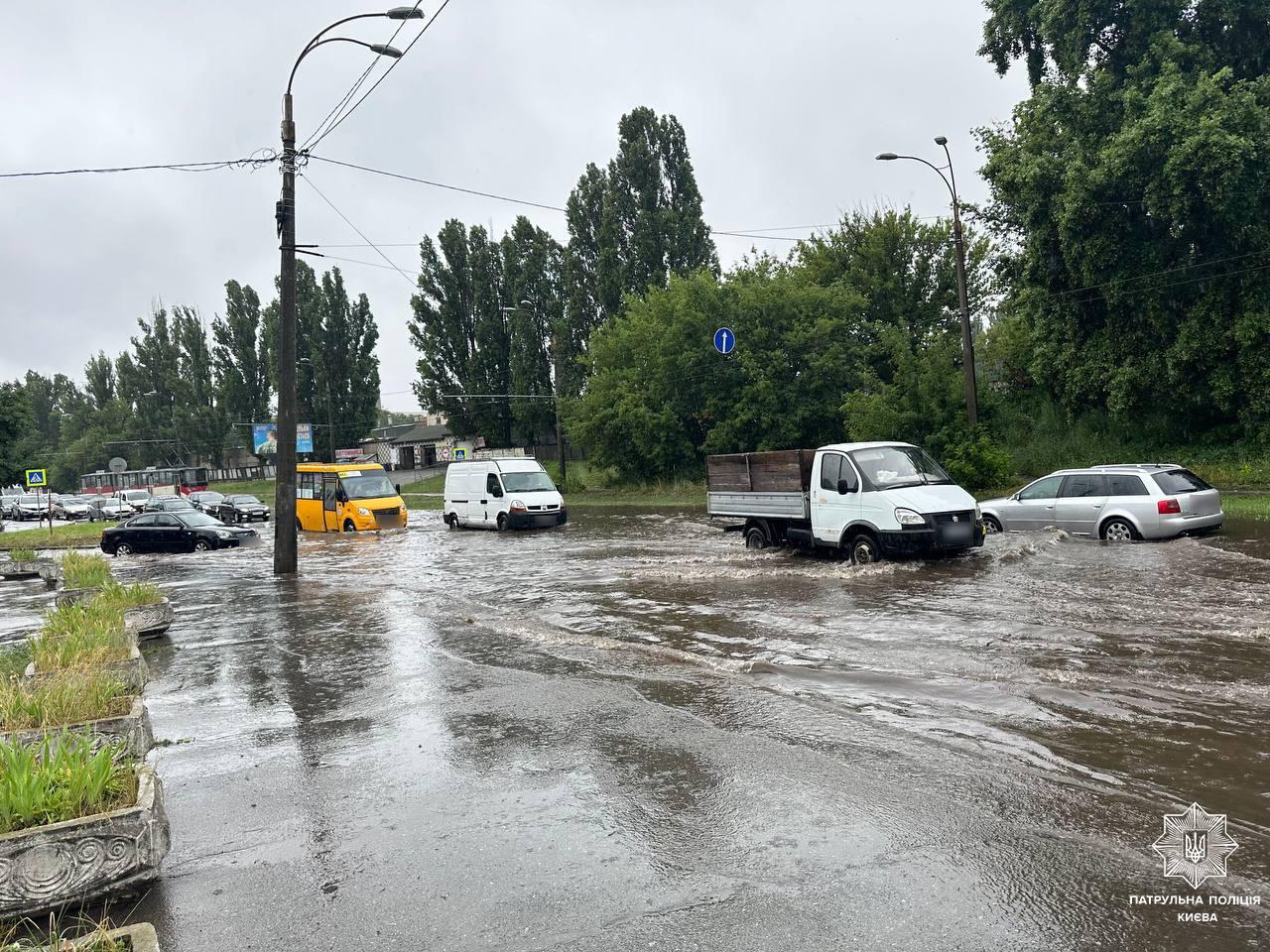 Пішоходам і водіям нагадали правила безпеки під час зливи