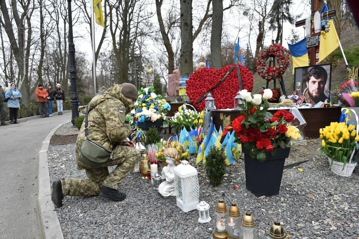 Зірвані пам’ятні таблички та розбиті лампадки: розгромили могили загиблих воїнів Да Вінчі, Джуса та Петриченка