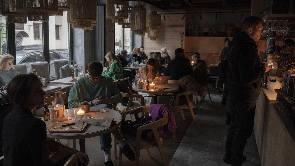 У всіх областях повертають графіки погодинних відключень світла