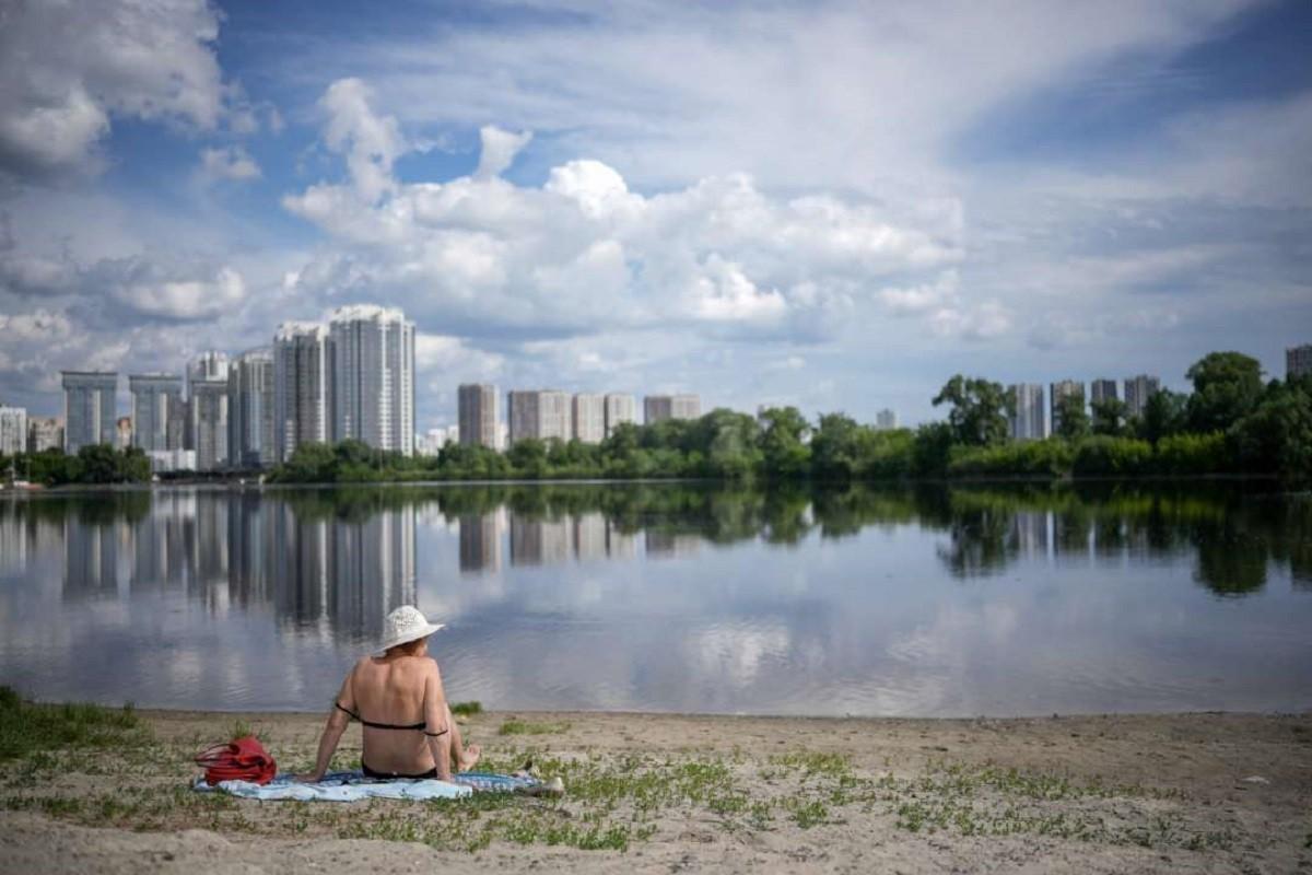 Підсумки вихідних: люди та тварини постраждали через вибух у висотці, жорстоке побиття ветерана ЗСУ та позитив – розквіт водних німфей