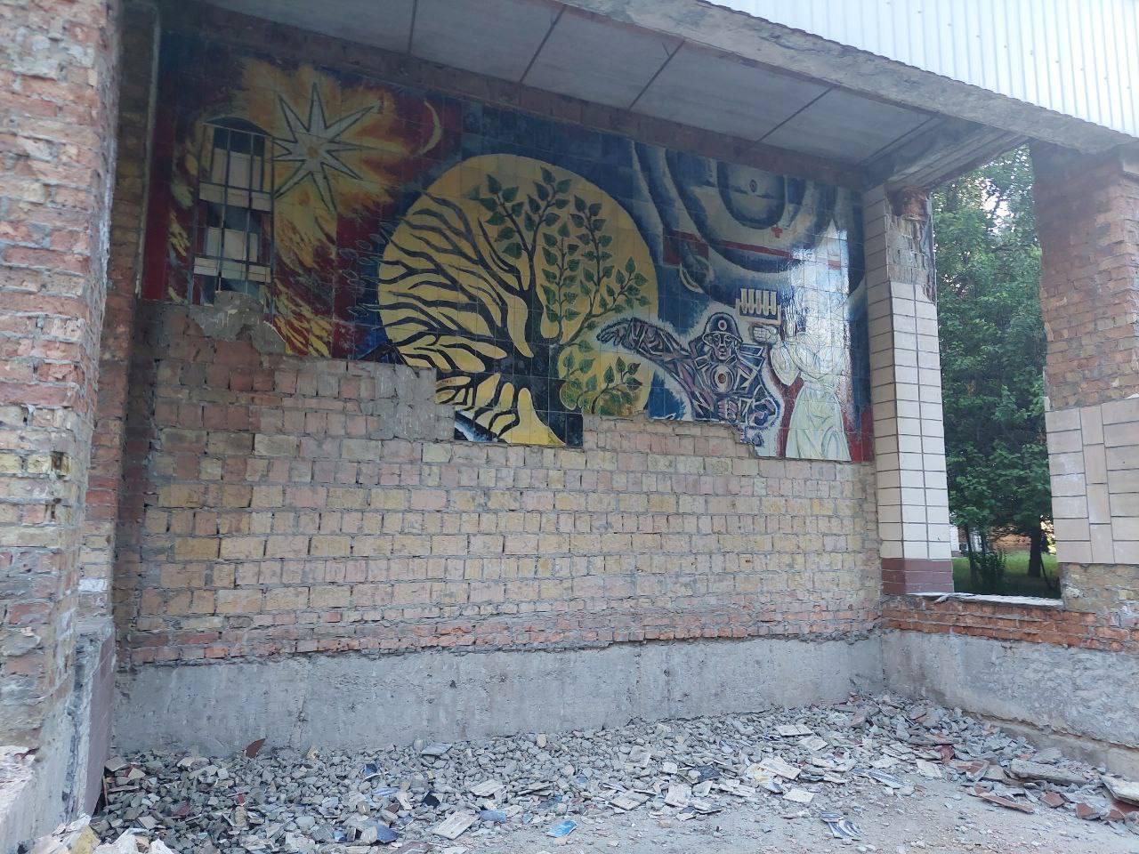 Зі стіни госпіталя МВС у Києві збивають керамічне панно, присвячене ліквідаторам аварії на ЧАЕС